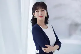 赵雅芝身穿蓝白相间长裙令人心动 举手投足间尽显温婉优雅图片