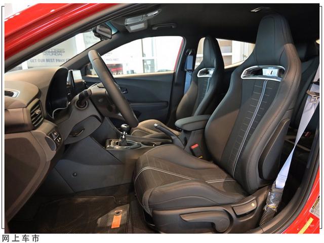 现代全新高性能轿车实拍！搭2.0T引擎+运动套件，不对称三门设计