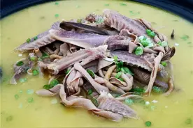 来陆良吃“鸭拐子”图片