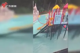 7岁男童在小区泳池溺亡，家属：水深才30厘米，是被排水口吸住了整条腿图片