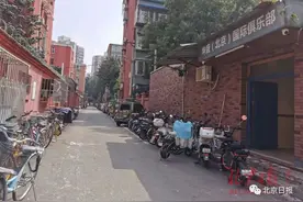 真的有风险！执法人员前脚走，老年牌友接茬打：“都是熟人，没事儿”图片