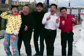 梦回《大风车》！董浩与刘纯燕罕见同框 两人亲密搭肩跳舞图片