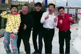 梦回《大风车》！董浩与刘纯燕罕见同框 两人亲密搭肩跳舞图片