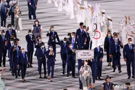 原来东京奥运会难民代表团的衣服竟是恒源祥赞助！网友感慨：因为我们淋过雨，所以会帮别人撑伞图片