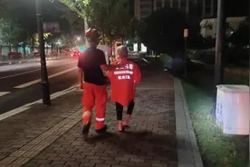 凌晨外出找爷爷，杭州奶奶喊冷，消防员之后的动作暖了图片