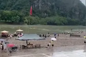 温州一景区内竹筏侧翻：8名学生获救，1名老师落水下落不明视频封面