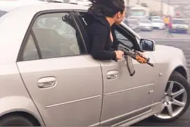 民风“淳朴”！美国旧金山一女子从超速豪车中探出身，手中端着把AK47图片