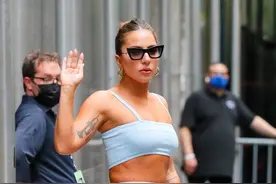 Lady gaga现身纽约 身穿紧身衣脚踩超厚恨天高图片