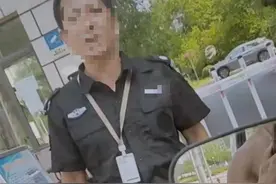 江西一男子驾车进小区被要求扫码质问：前面奥迪不用扫？保安：我有这个权力图片