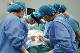 新生儿气管被卡住！深儿医胸心外科团队为他重塑气管，成功“补心”图片
