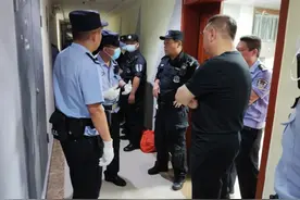 淮北凌晨突发劫持人质事件：男子因情感纠纷将西瓜刀架在女友脖子上图片