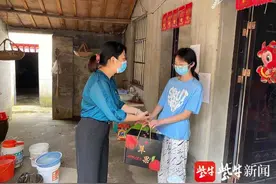 一杯绿豆汤的清凉，一颗苹果寓意平安，星甸街道双山村组织红心小队为群众服务图片