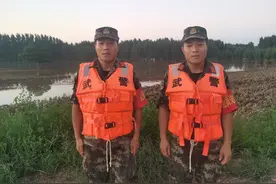 23年的报恩！98年洪水中被救的双胞胎兄弟长大了，河南洪水中救出临盆孕妇图片