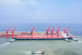 青岛航标处助力30万吨巨轮顺利进港靠泊图片