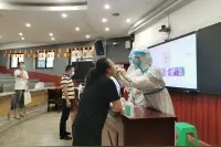 重庆育才中学疫苗接种：“小手拉大手，防疫一起走”视频封面