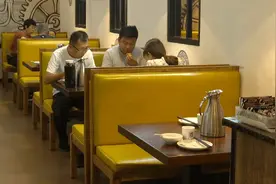餐厅外摆位减少50%！记者实地探访德州商超餐饮区 设置外卖专属货架避免交叉感染图片