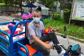 多重身份演绎——战疫一线，这位大叔“业务”忙图片