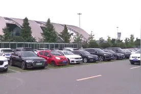 一呼百应丨停车场变成“困车场”拨通12345图片
