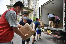 武汉部分小区封控管理，极目新闻记者探访居民生活保障情况：人员只进不出，看病就医有人陪护图片