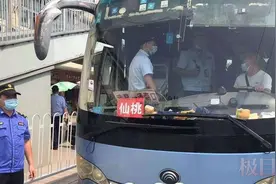 司机违规载客被查后驾车逃跑，执法人员追出20多公里将其控制图片