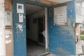 半岛调查丨年久失修，小区单元防盗门成“闹心门”！维修费谁来“埋单”？图片