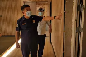 战“疫”前线｜切勿使用酒精拖地，也不要喷洒到窗帘、被子上，海阳消防集中检查防疫重点场所图片