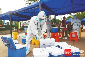 海口市云龙镇核酸检测现场：医护连轴转 尽心守一线图片
