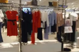 女子换衣服，竟发现知名品牌试衣间里有俩摄像头！店方回应让网友炸锅图片