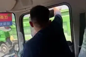 渣土车尾部冒烟，路过消防员将其逼停灭火视频封面