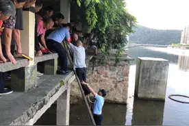 金寨：醉汉凉亭酣睡失足落水 民警下河救援图片