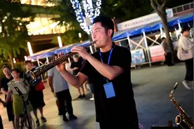 上海交大毕业生在街头吹了6年萨克斯，他是上海持证街头艺人图片