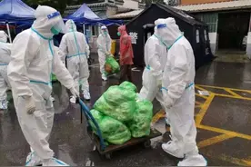 封控区里的检察志愿者图片