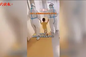 超有爱！医护人员给两岁患儿洗澡，拍下这一幕的她也好暖图片