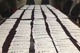 上海的这位中学校长，亲笔手书了240封新生录取通知书图片