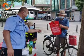 51岁重症民警连续三天奋战抗疫一线 每天工作到凌晨图片