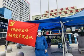 郑州女警在第六人民医院门口站岗执勤的60个小时图片