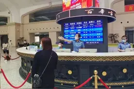 哈尔滨火车站提高疫情防控措施并出台免费退票措施图片