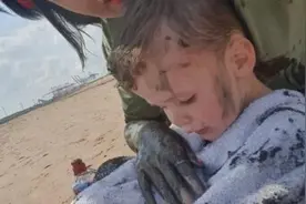 国外一家庭海边游玩遇流沙险丧命 2岁男童惊吓过度失去知觉图片
