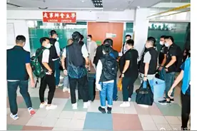 香港大学：所有参与“哀悼”刺警疑凶的学生禁止进入校园图片