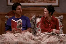 总喜欢在睡前玩手机的人，用不了多久，这 4 个“痛苦”或许会落你身上图片