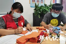 “妈妈是我永远的榜样！”，泰州母子疫情防控一线并肩战斗图片