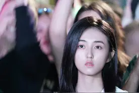 《盛夏未来》曝剧照 张子枫长发白裙造型恬静可人图片