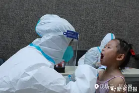 河南新乡：把棉签说成棒棒糖 她成功哄20多个娃测核酸图片