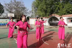 白天打工晚上跳舞，周末做公益，她的生活挺美丽图片