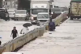 强降雨致福建福州多处积水内涝 道路实施交通管制图片