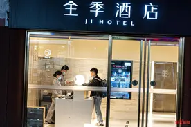 裸男闯入女客房间，全季酒店致歉，曾因小卡片问题被告上法庭图片