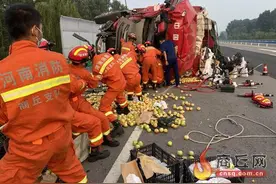 消防员与变形车身“拔河”救出被困男子图片