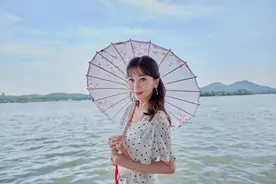青回！“白娘子”赵雅芝再现西湖借伞 穿白色长裙凭栏眺望画面美图片