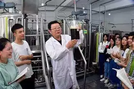 不准迟到不准旷课，爱“查岗”的他成为学生严师益友图片