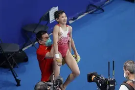 赛后被教练举起来是什么感觉？全红婵笑称：感觉胳肢窝好痛图片